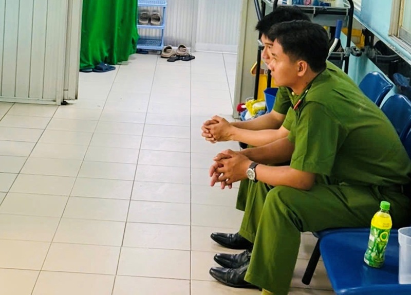 Những khoảnh khắc đẹp của cán bộ, chiến sĩ Cảnh sát Trại tạm giam số 3 khi làm nhiệm vụ tại bệnh viện